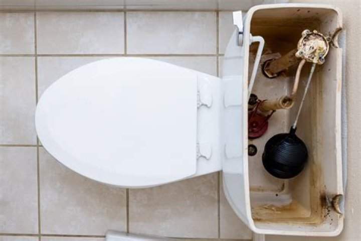 Can a leaking toilet cause high water bill?