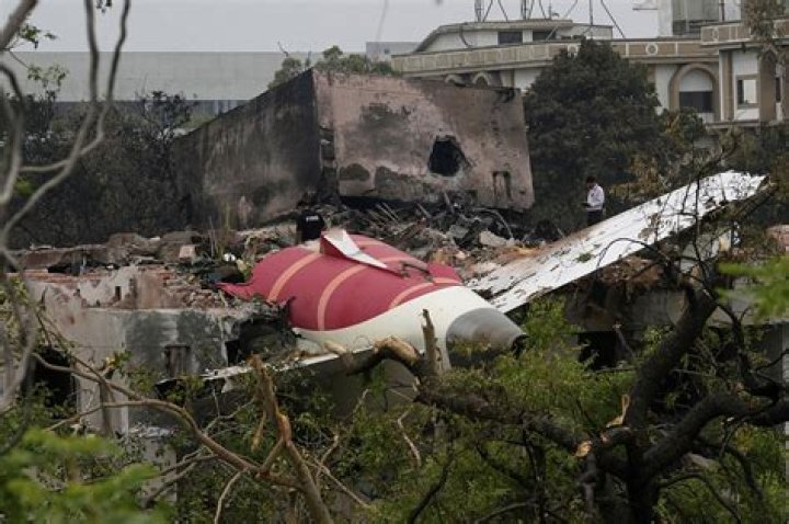 Can a parachute save you in a plane crash?