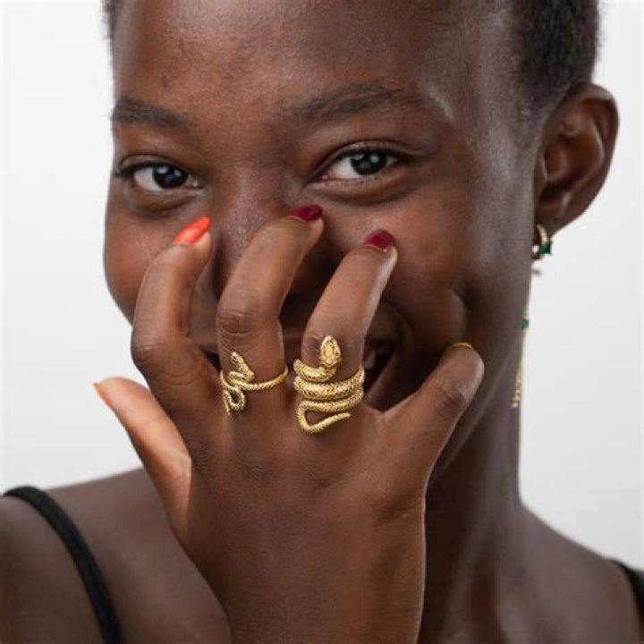 Can ladies wear snake ring?