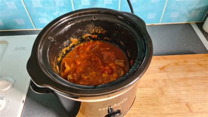 Can you put raw mince in slow cooker?
