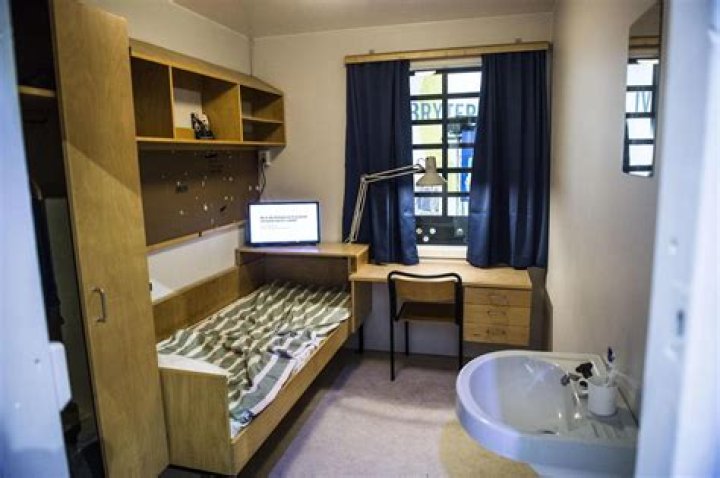 Can you smoke in English prisons?