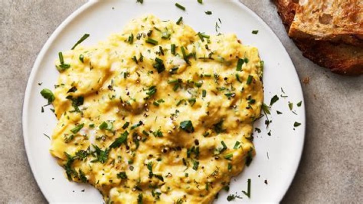 Do cats eat scrambled eggs?