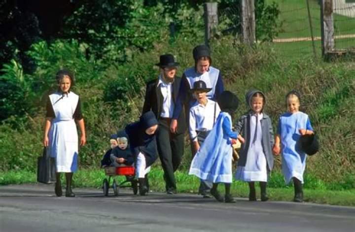 How can you tell if an Amish woman is married?