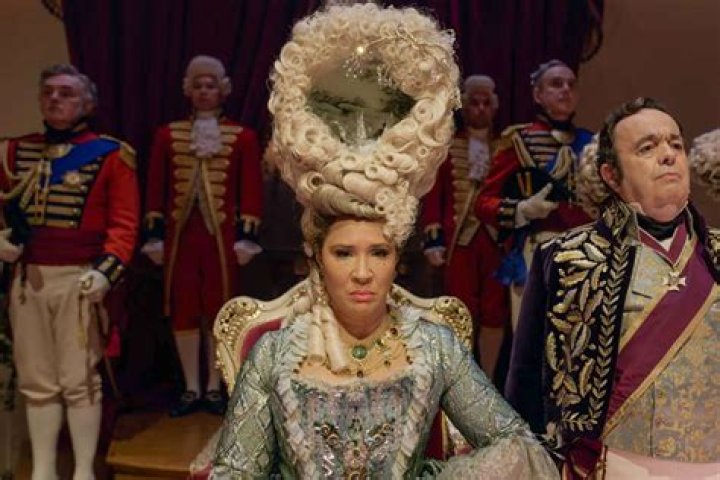 How heavy is the queen's wig in Bridgerton?