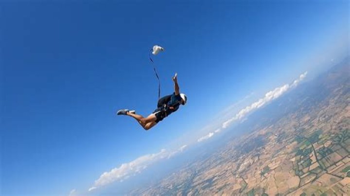 How many g's do you pull skydiving?