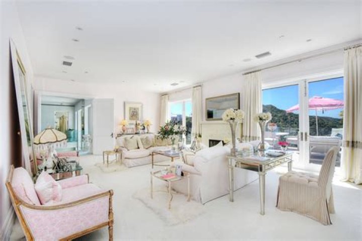 How much is Lisa Vanderpump?