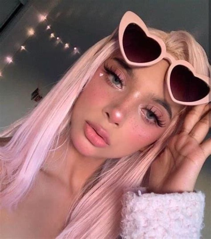 What makes a girl look cute?