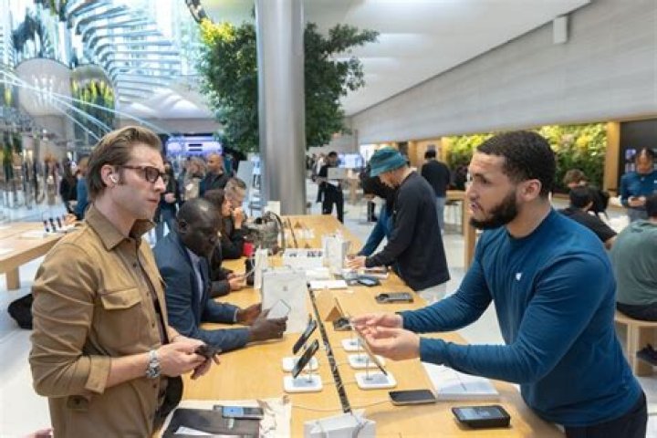 Why do Apple Store employees clap?